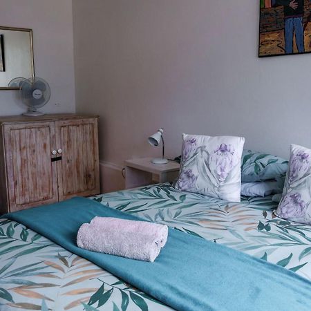 Hermanus Backpackers & Budget Accommodation Bagian luar foto