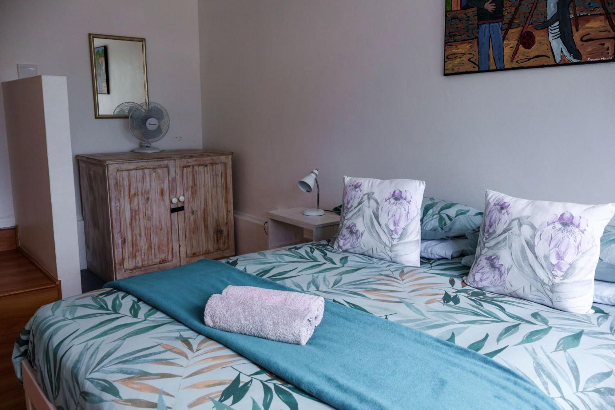Hermanus Backpackers & Budget Accommodation Bagian luar foto