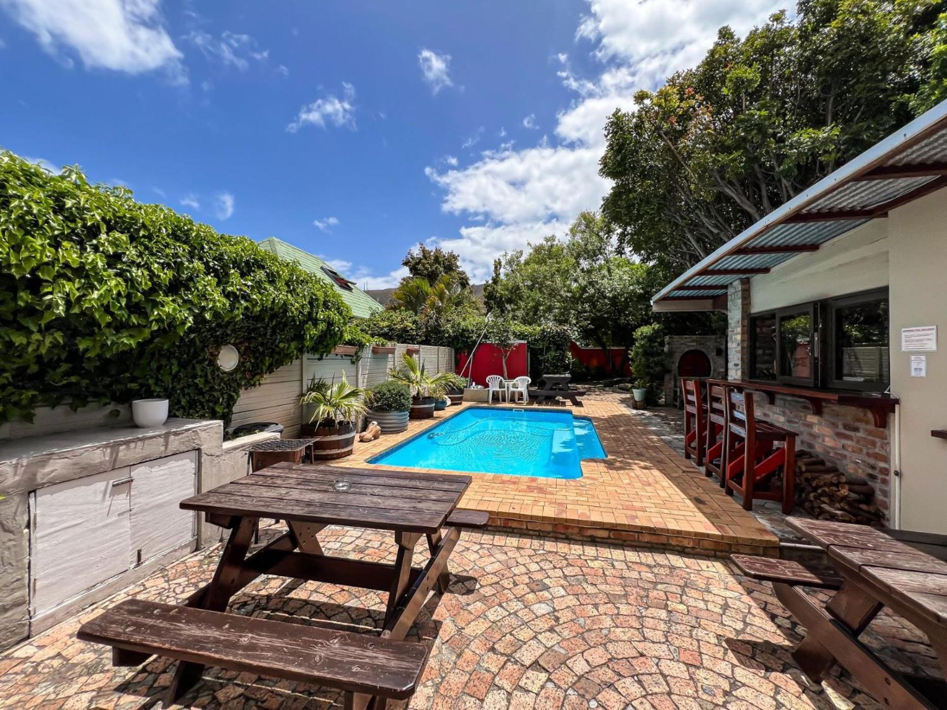 Hermanus Backpackers & Budget Accommodation Bagian luar foto