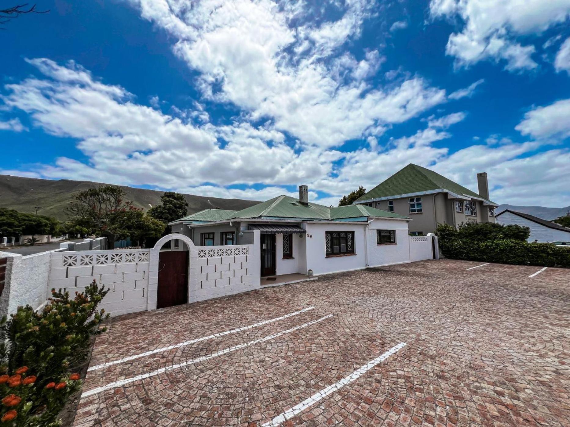 Hermanus Backpackers & Budget Accommodation Bagian luar foto