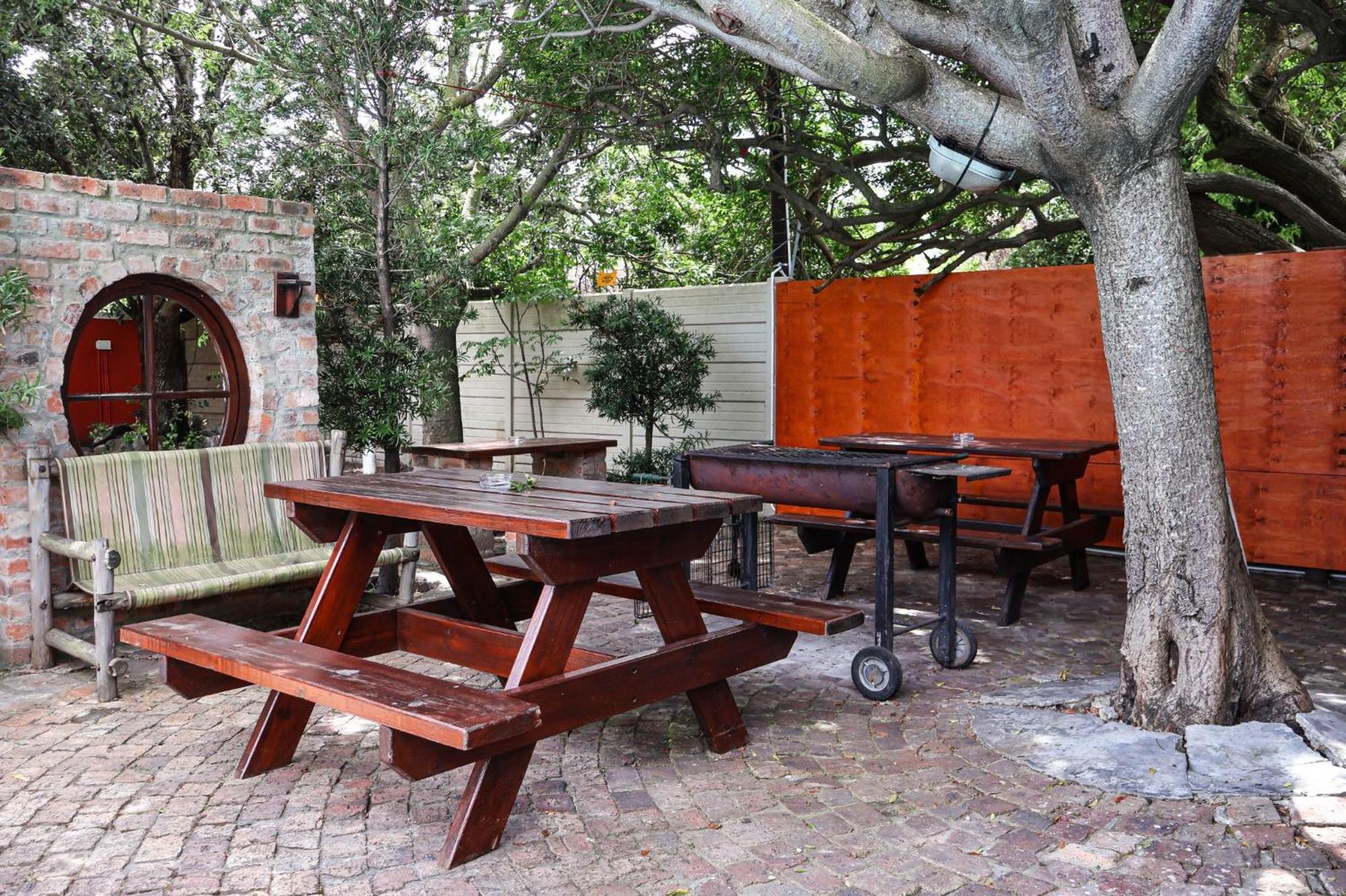 Hermanus Backpackers & Budget Accommodation Bagian luar foto