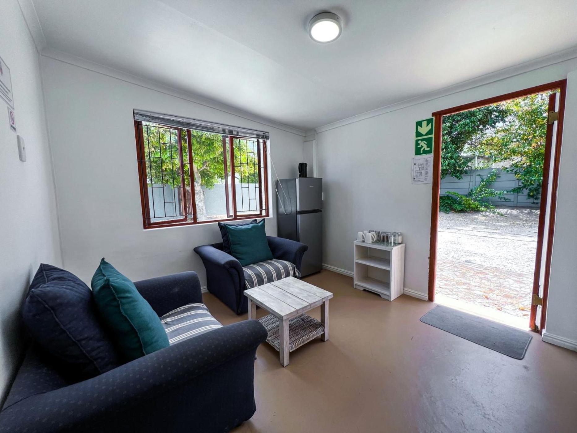 Hermanus Backpackers & Budget Accommodation Bagian luar foto