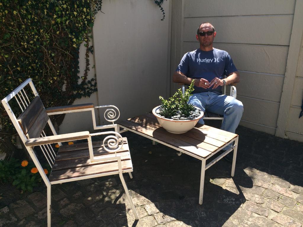 Hermanus Backpackers & Budget Accommodation Bagian luar foto